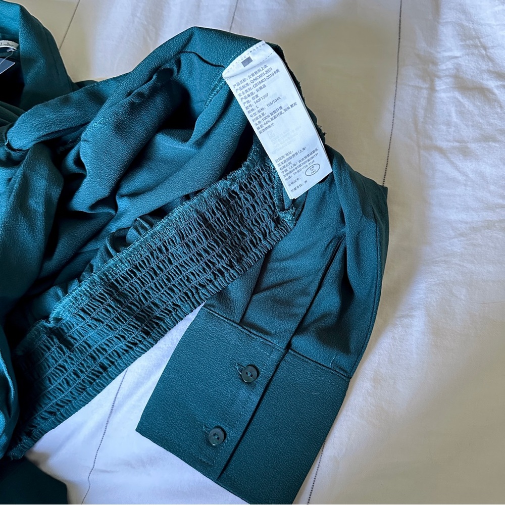 Cropped Long-Sleeve Knotted Top - Picture 4 of 4